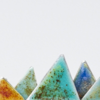 Monts polychromiques, un bijou de Clémentine Correzzola, Bijoutière émailleuse – Enamelling jewelry