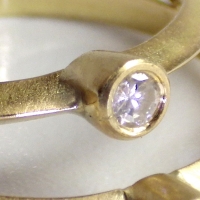 XXXX, un bijou de Clémentine Correzzola, Bijoutière émailleuse – Enamelling jewelry